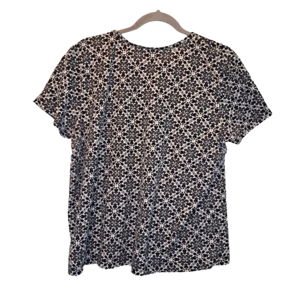 Basic Editions Split Neck Black White Patterned Tee Crochet Plus Size XXL - Picture 2 of 5